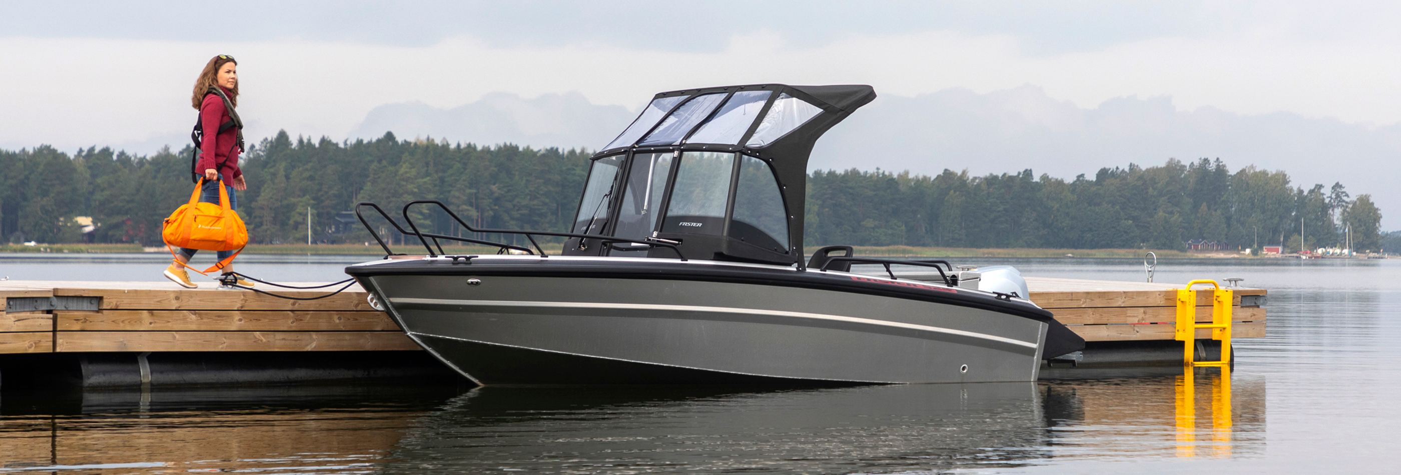 Sprayhood-kuomukatoksella saat helposti suojaa auringolta tai yllättävältä sadekuurolta. Kuvassa Faster 525 CC-malli Sprayhoodilla.