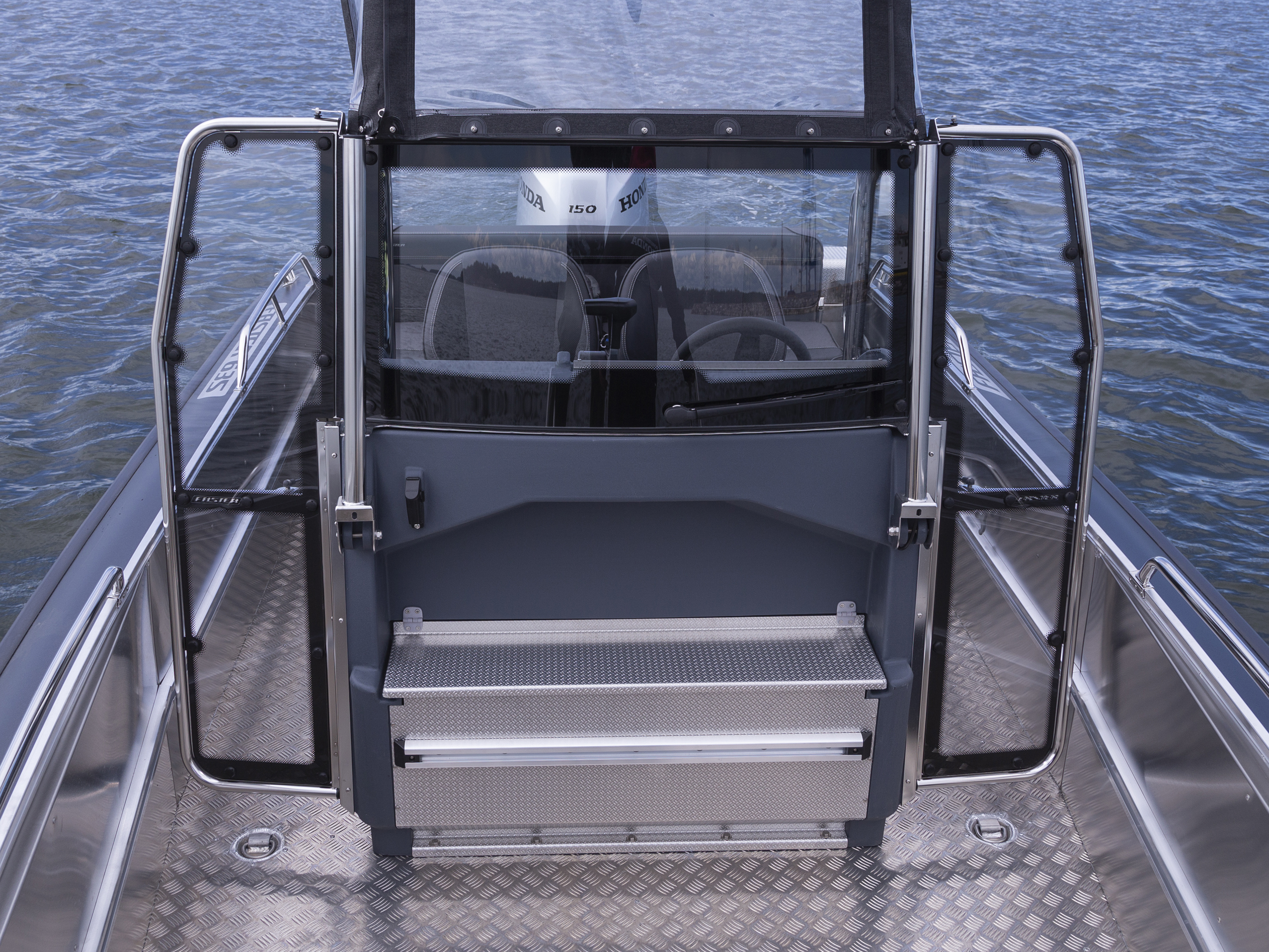 Faster 465- ja 635 CC -malleille on mahdollista hankkia lisävarusteena kätevät sivuovet pulpetin molemmille puolille. Sivuovien asennus lisää tuulensuojaa koko takaosalle.