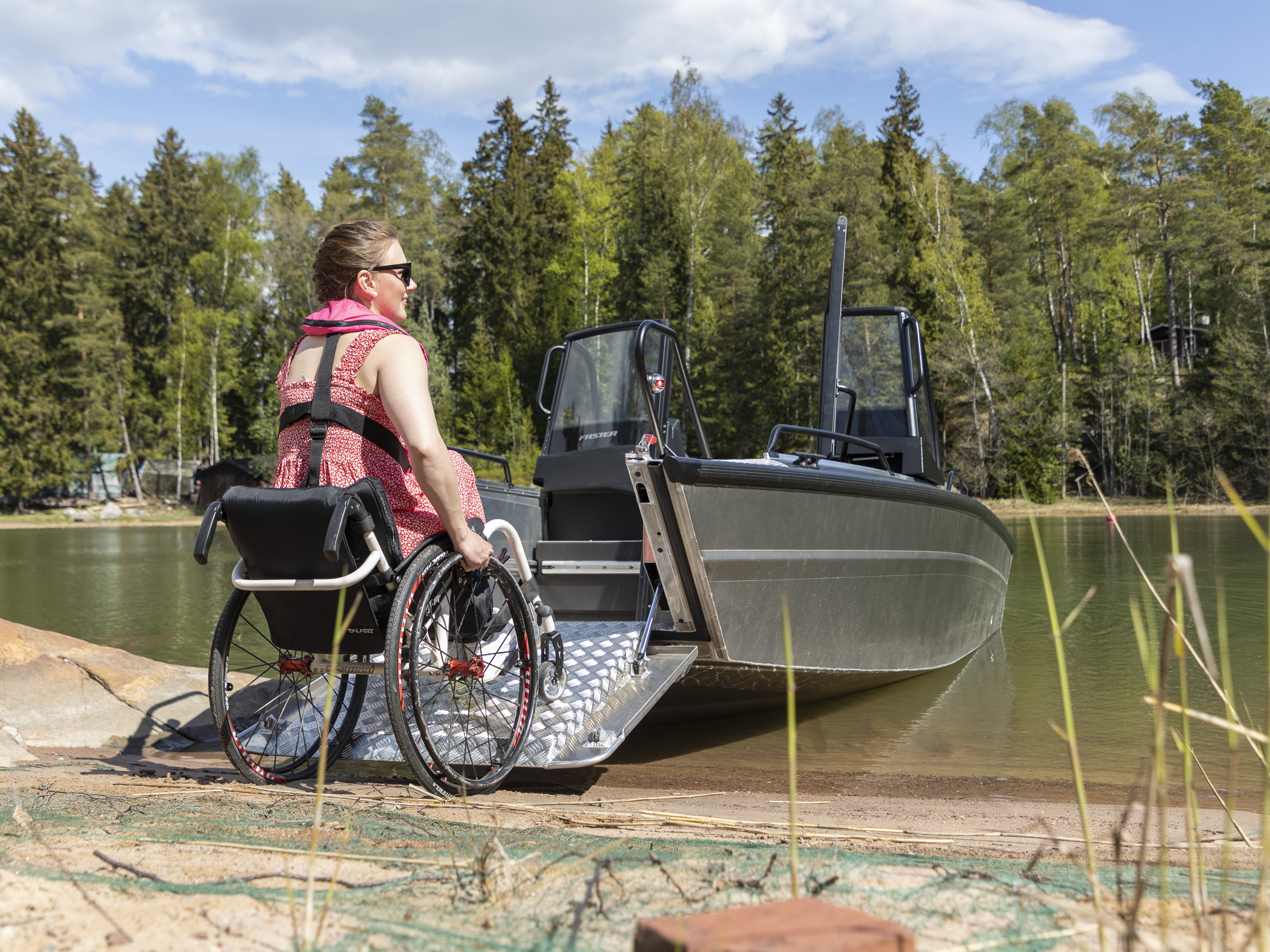 Faster 545 SCA on esteettömyyden veneilyn puolestapuhuja. Keularamppia pitkin kuljet vaikkapa pyörätuolilla.