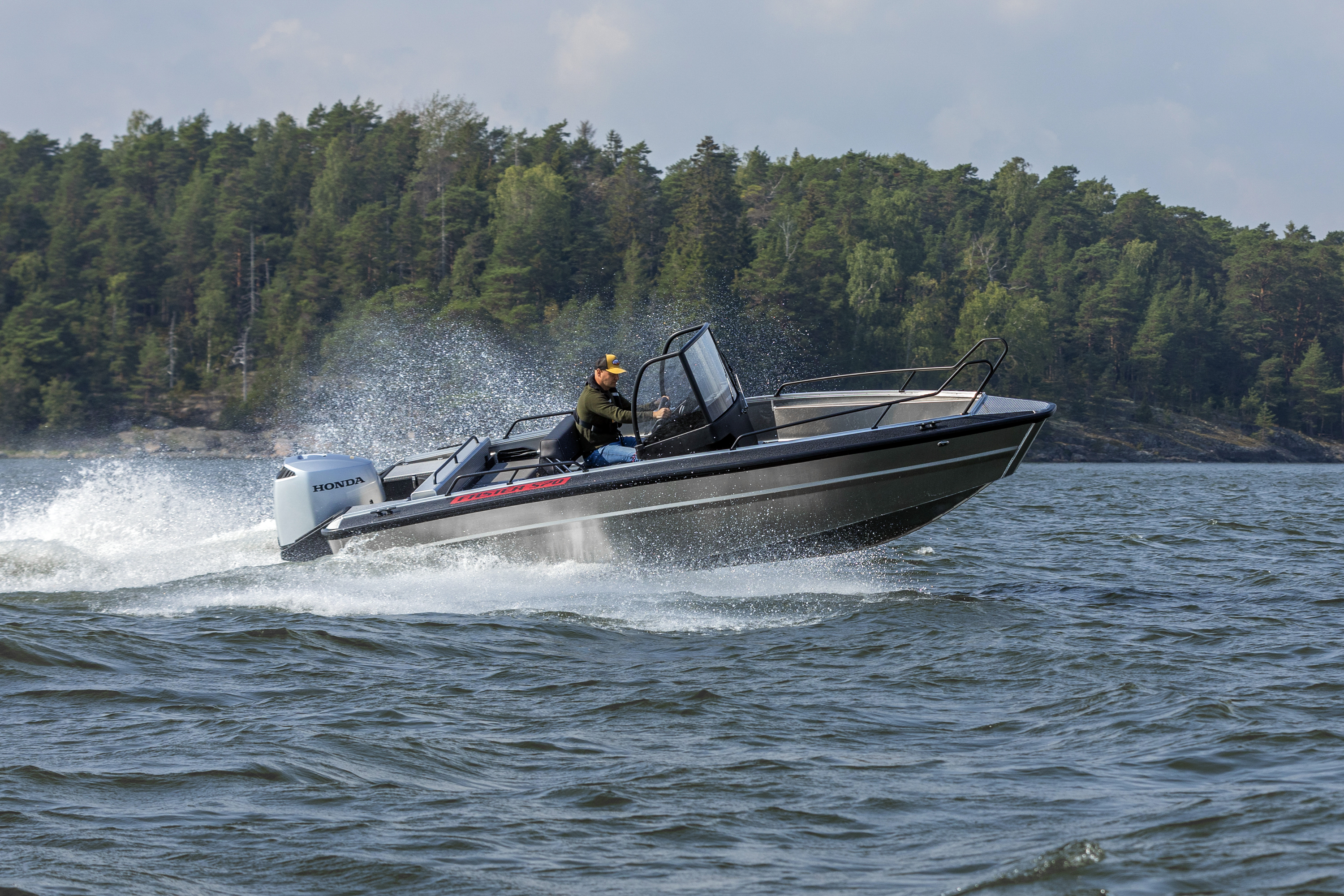 Faster 570 CC on vauhdikas vaihtoehto monipuoliseksi yleis- ja mökkiveneeksi